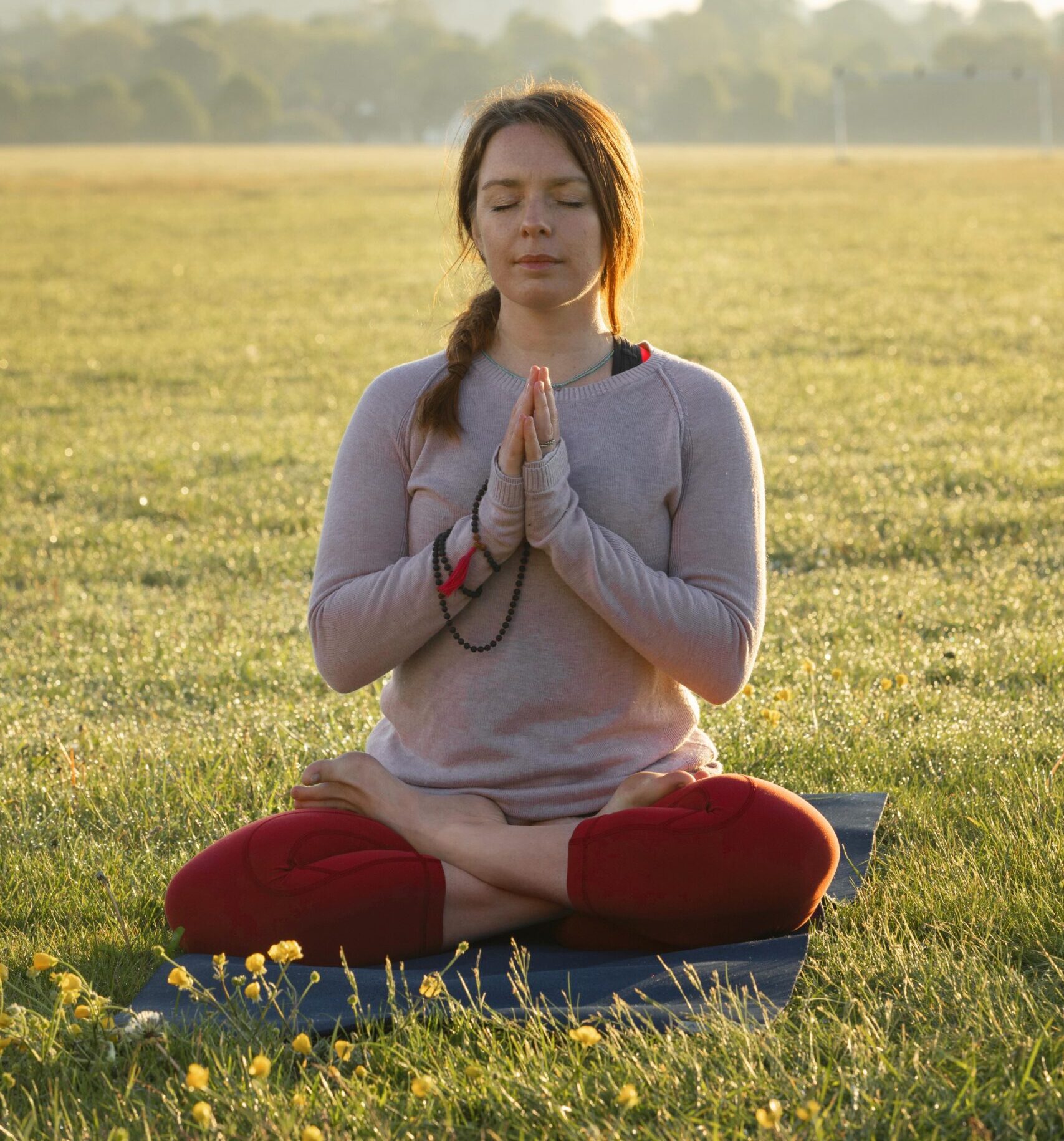 chica meditando en posición de flor de loto para el estrés y la ansiedad